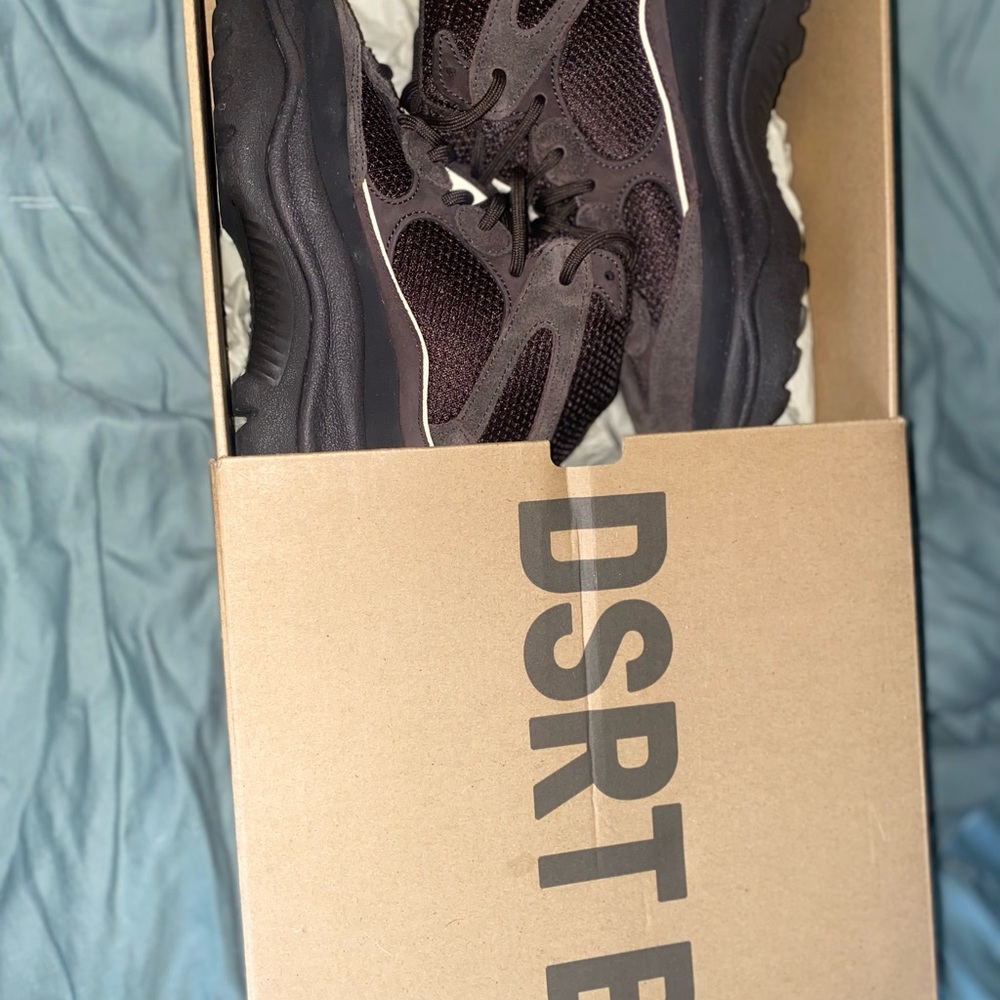 Yeezy desert boot semi used, they look brand new.